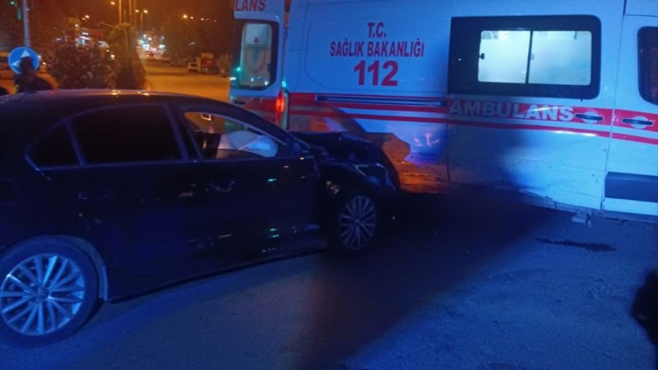 Gaziantep'te Ambulans ile Otomobil Çarpıştı: İki Kişi Yaralandı