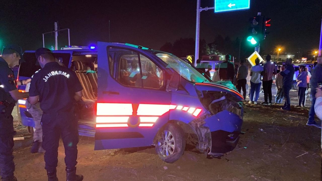 Malatya'da Askeri Araç ve Otomobil Çarpıştı: 8 Yaralı