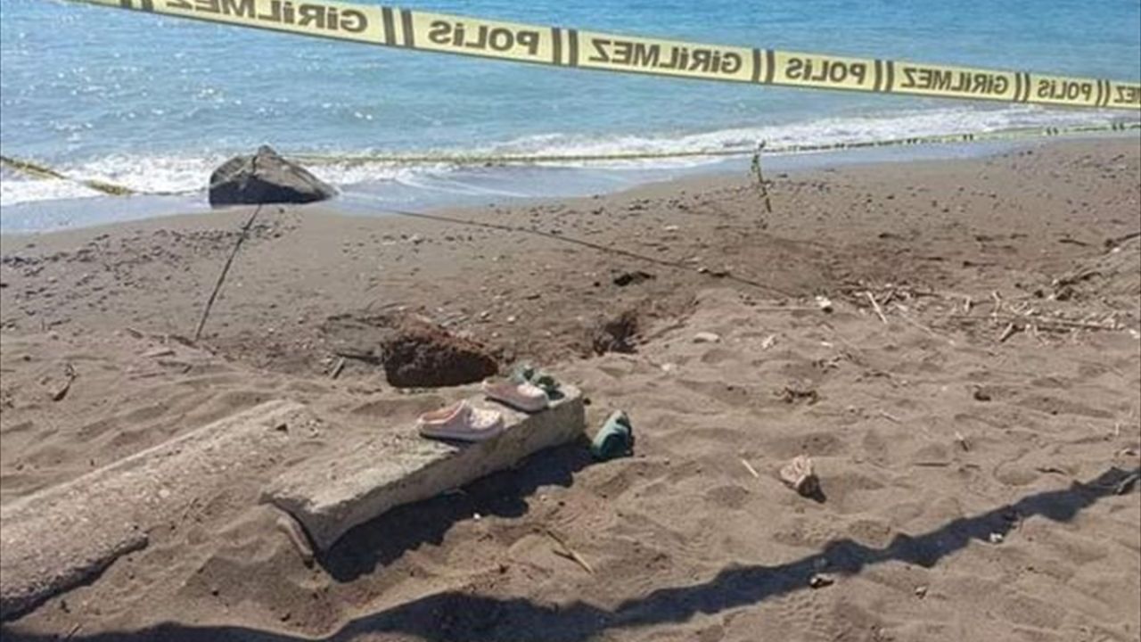 Antalya'da Plajda Kum Tepeciği Faciası: 1 Çocuk Hayatını Kaybetti