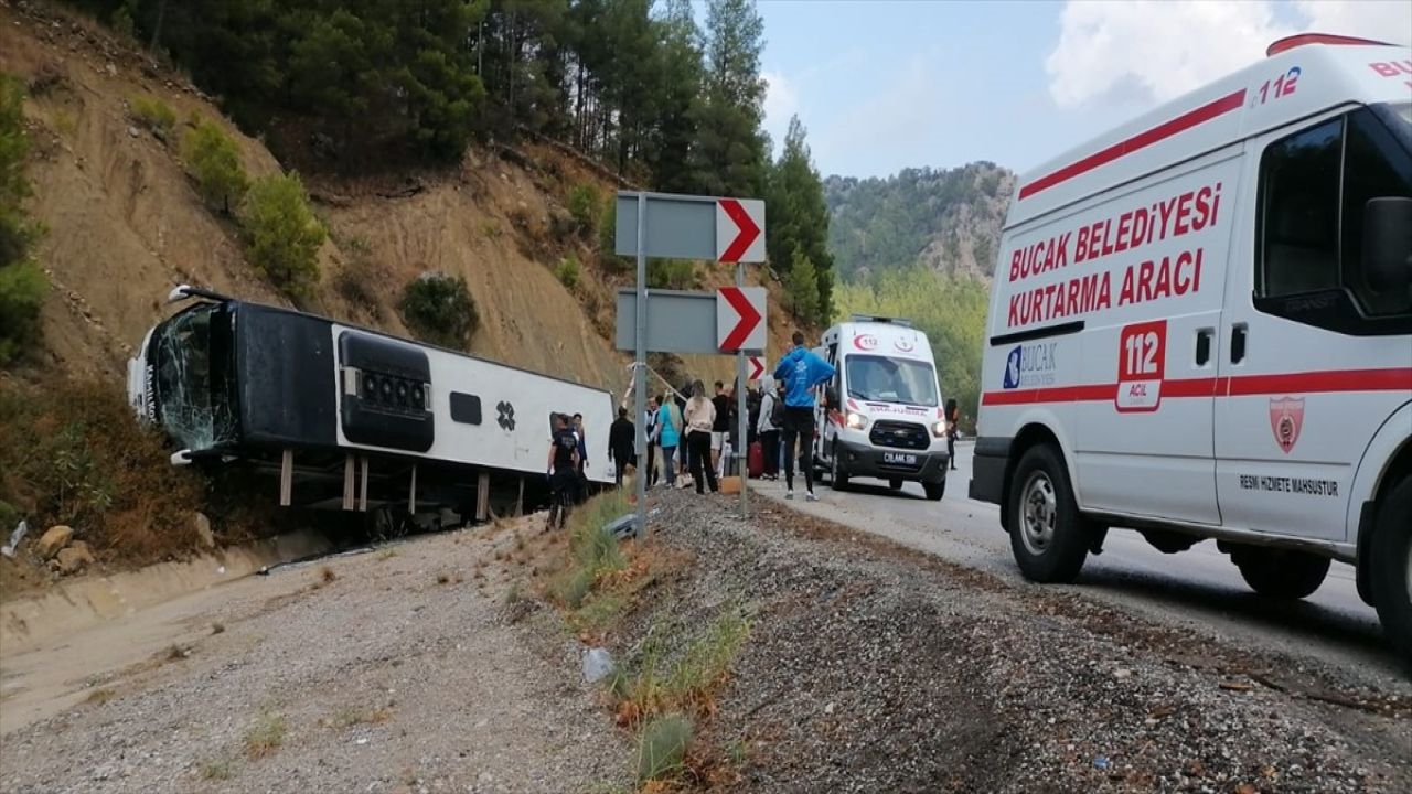 Burdur'da Otobüsün Tıra Çarpması Sonucu 8 Yaralı