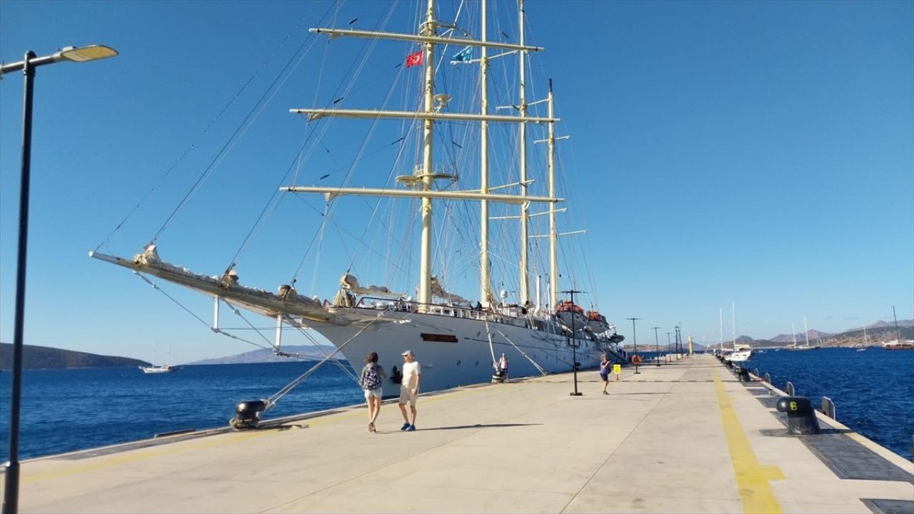 Bodrum'da Star Clipper Gemisi 149 Yolcu ile İskandilini Yükseltti