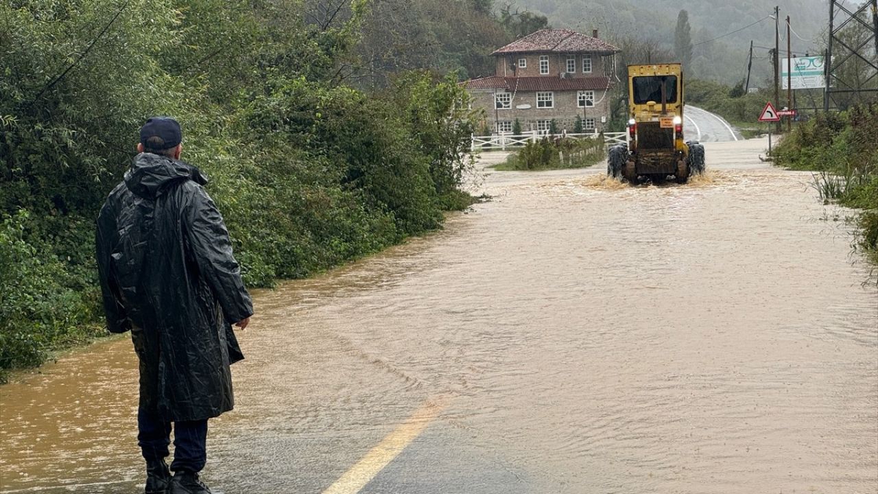 Bartın'da Sağanak Yağış Sonrası Yol Kapandı