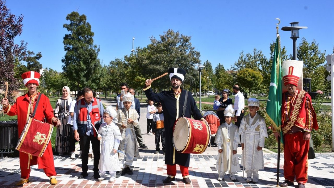 Elazığ'da 20 Çocuk İçin Coşkulu Sünnet Şöleni