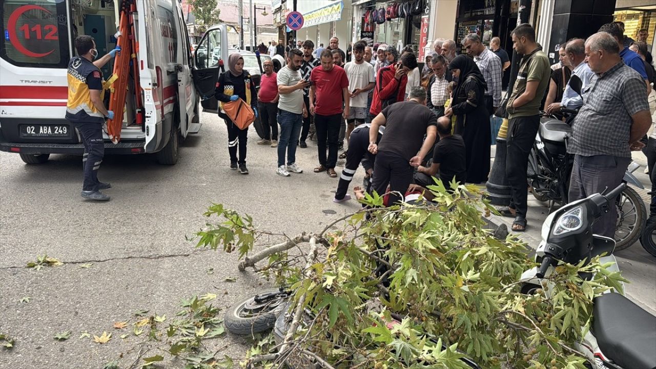 Adıyaman'da Rüzgarın Kurbanı: Motosikletli Sürücü Yaralandı