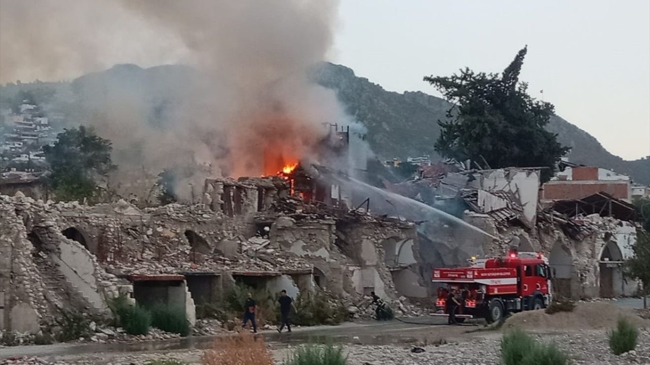 Antakya'da Boş Binada Yangın Çıktı