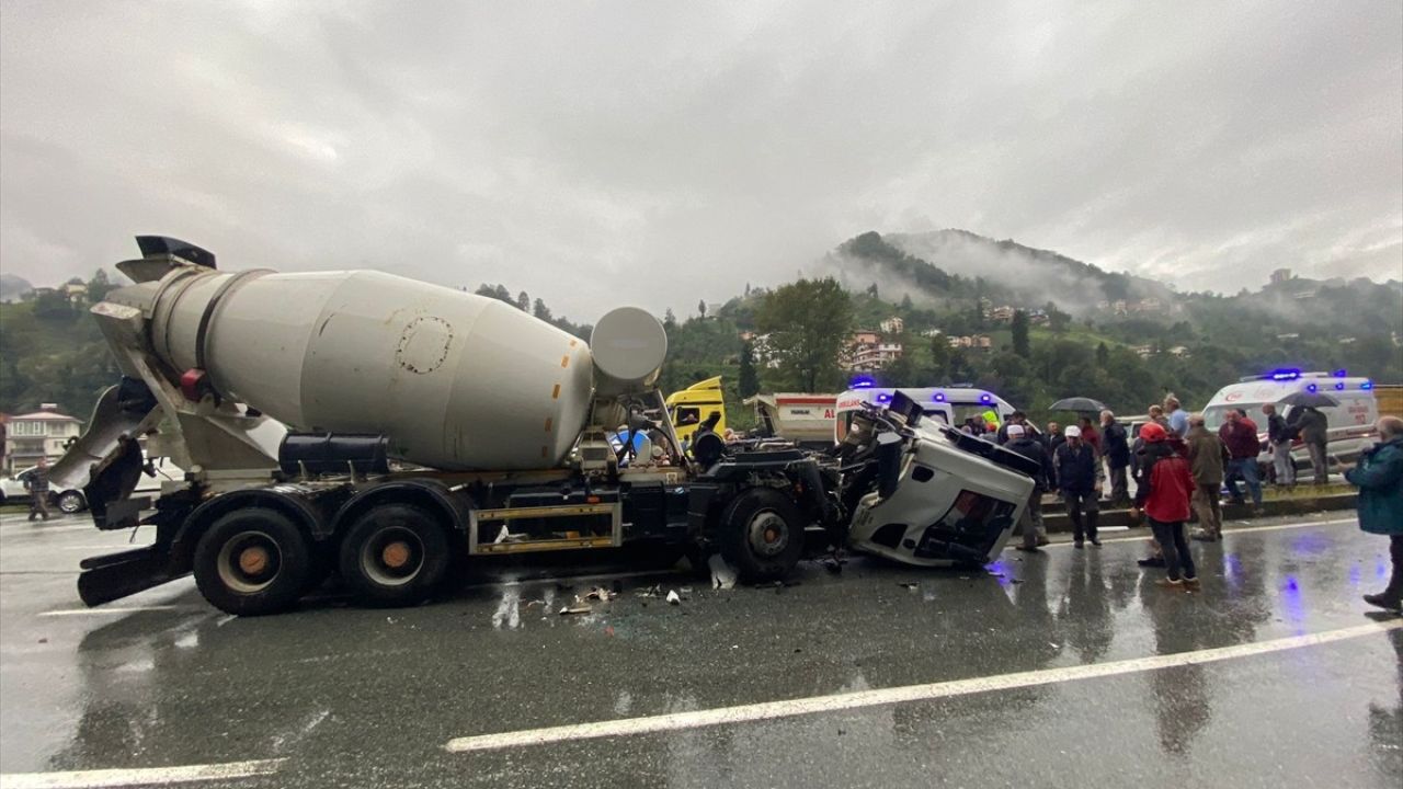 Rize'de Kamyon ve Beton Mikseri Çarpıştı, İki Yaralı