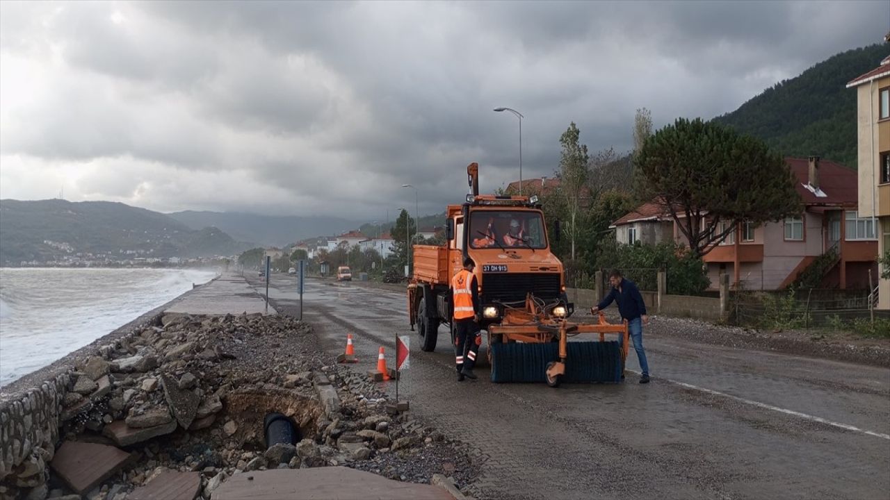 Cide'de Dalgalar Sahil Yürüyüş Yoluna Zarar Verd