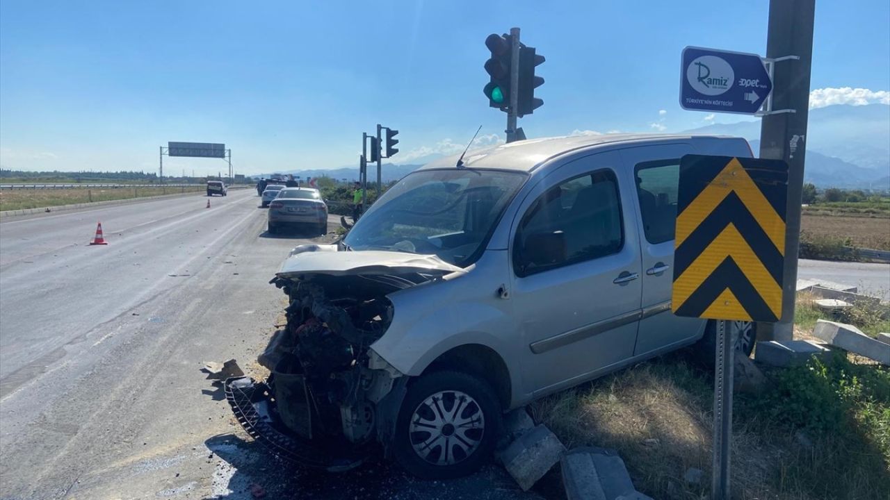 Manisa'da Ambulans ile Ticari Araç Çarpıştı: 3 Yaralı