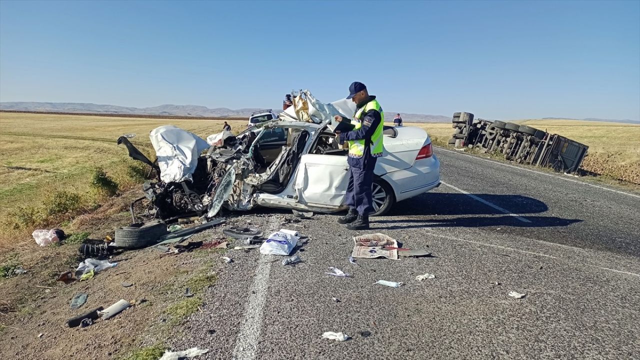 Muş'ta Trafik Kazası: 1 Ölü, 2 Yaralı