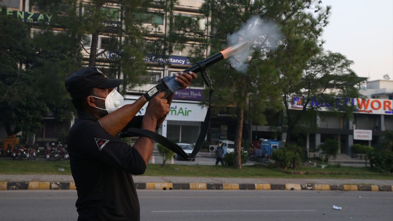 Pakistan Polisi, Eski Başbakan Han İçin Tahliye Taleplerine Müdahale Etti