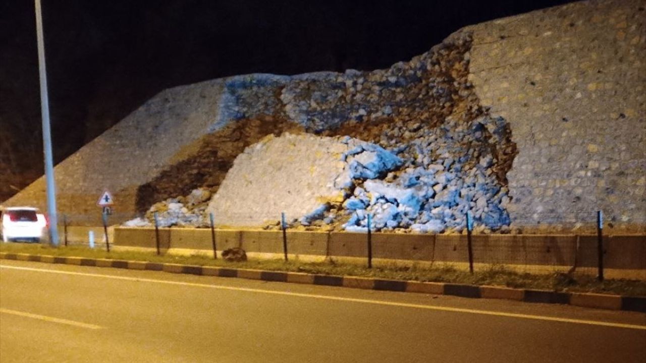 Zonguldak-Alaplı Kara Yolunda İstinat Duvarı Çöktü