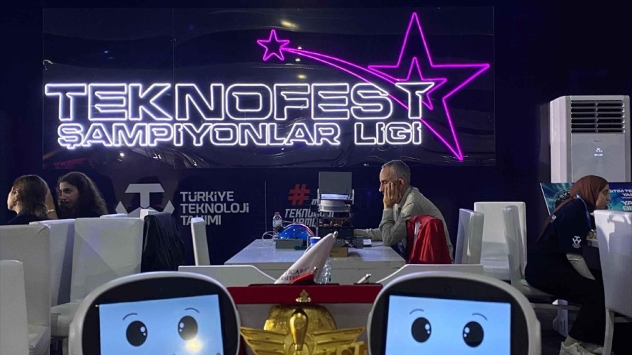 İstanbul Ticaret Üniversitesi Öğrencileri TEKNOFEST'te Sosyal Robot Projesini Tanıtıyor