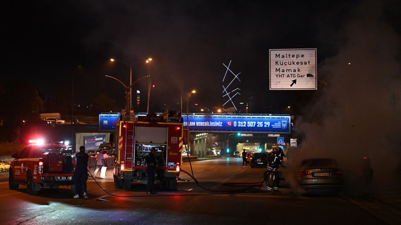 Ankara'da Otomobil Yangını: İtfaiye Hızla Müdahale Etti