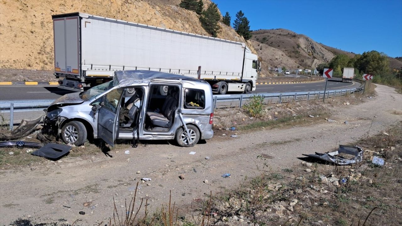 Çankırı'da Hafif Ticari Araç Şarampole Devrildi: 5 Yaralı