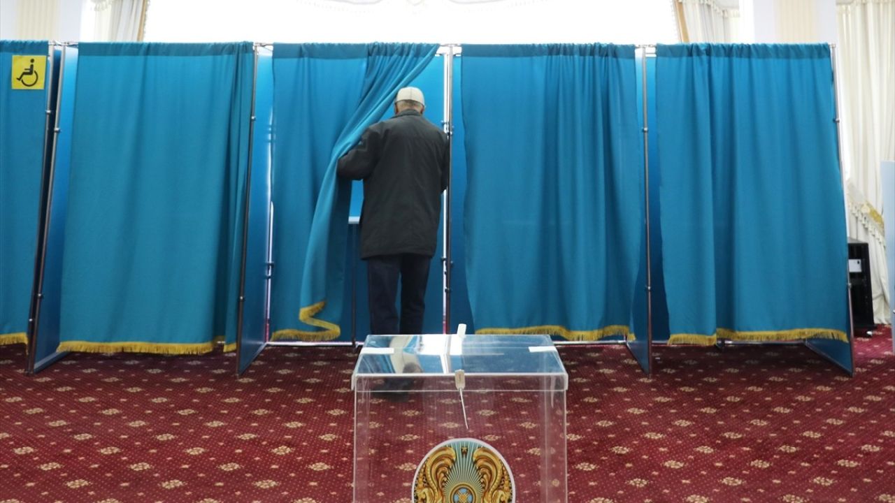 Kazakistan'da İlk Nükleer Enerji Santrali İçin Referandum Başladı