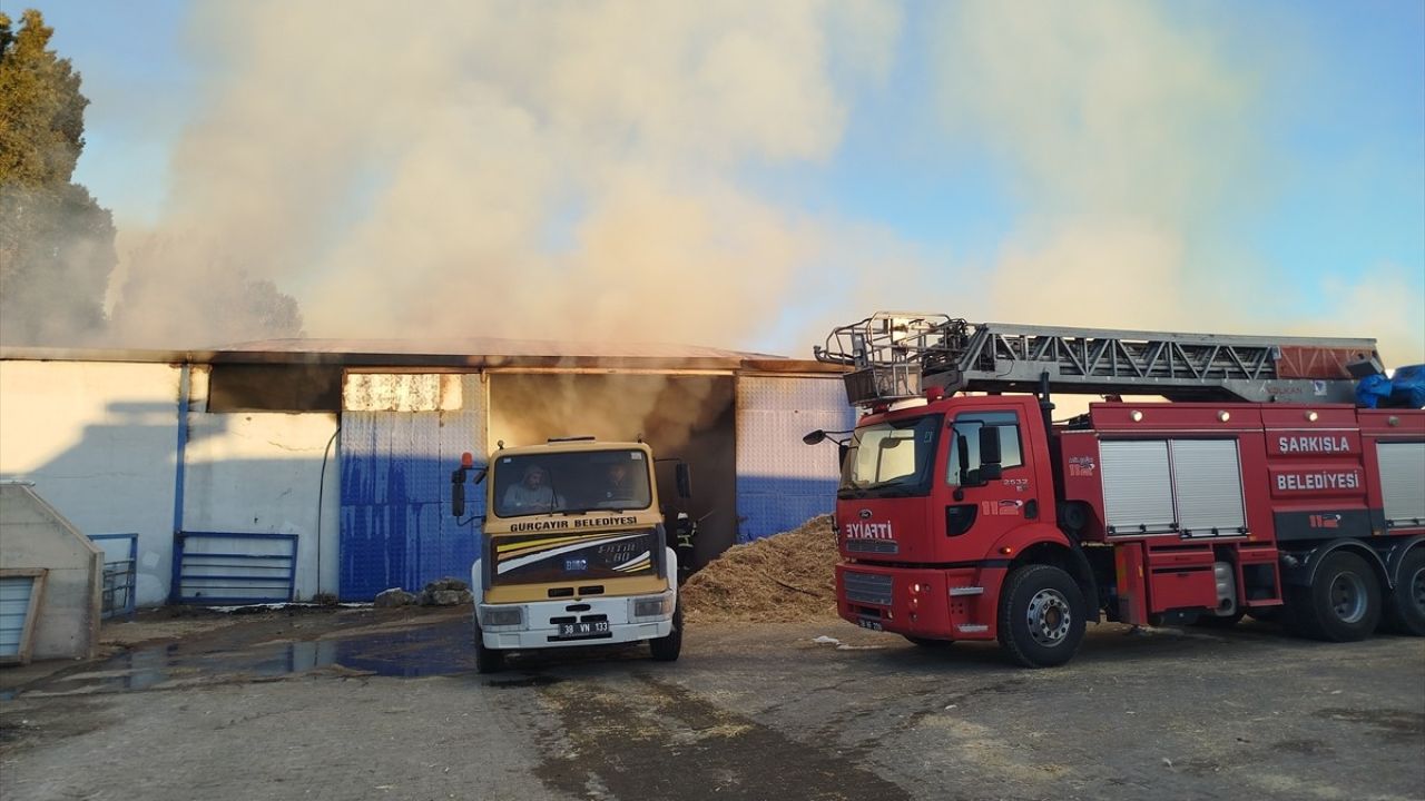 Sivas'ta Yem Deposunda Yangın: 20 Bin Balya Saman ve İş Makinesi Yandı