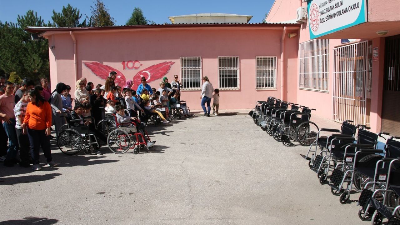 Kütahya'dan Gençlerin Engelli Öğrencilere Tekerlekli Sandalye Desteği