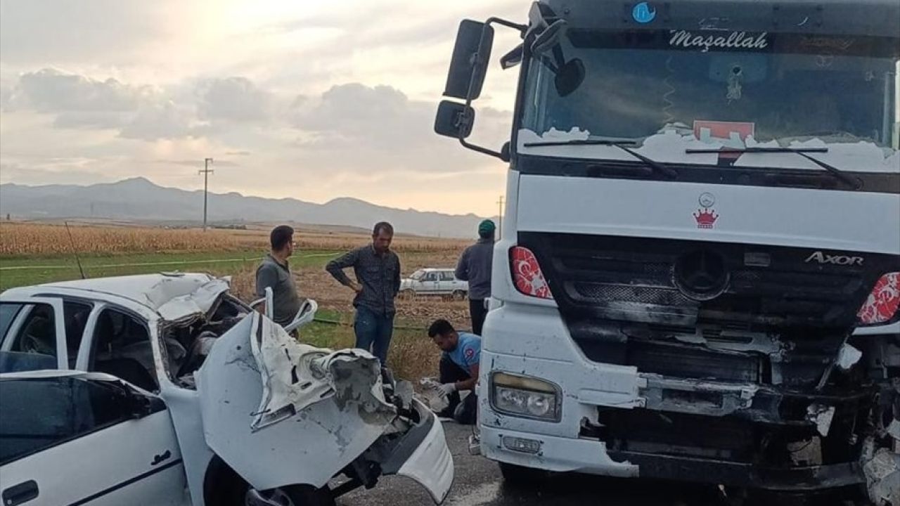 Afyonkarahisar'da Tır ve Otomobil Çarpışması: 3 Ölü, 1 Yaralı