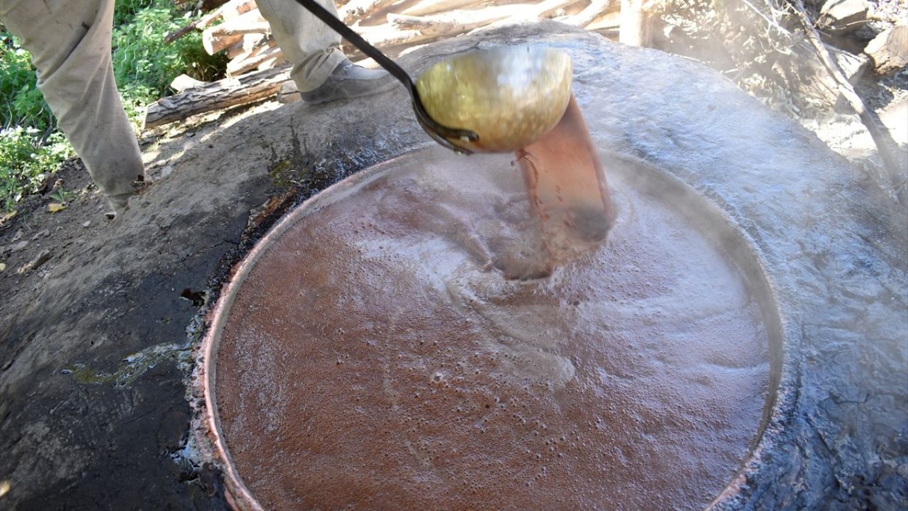 Hizan'da Geleneksel Üzüm Pekmezi Üretimi Devam Ediyor