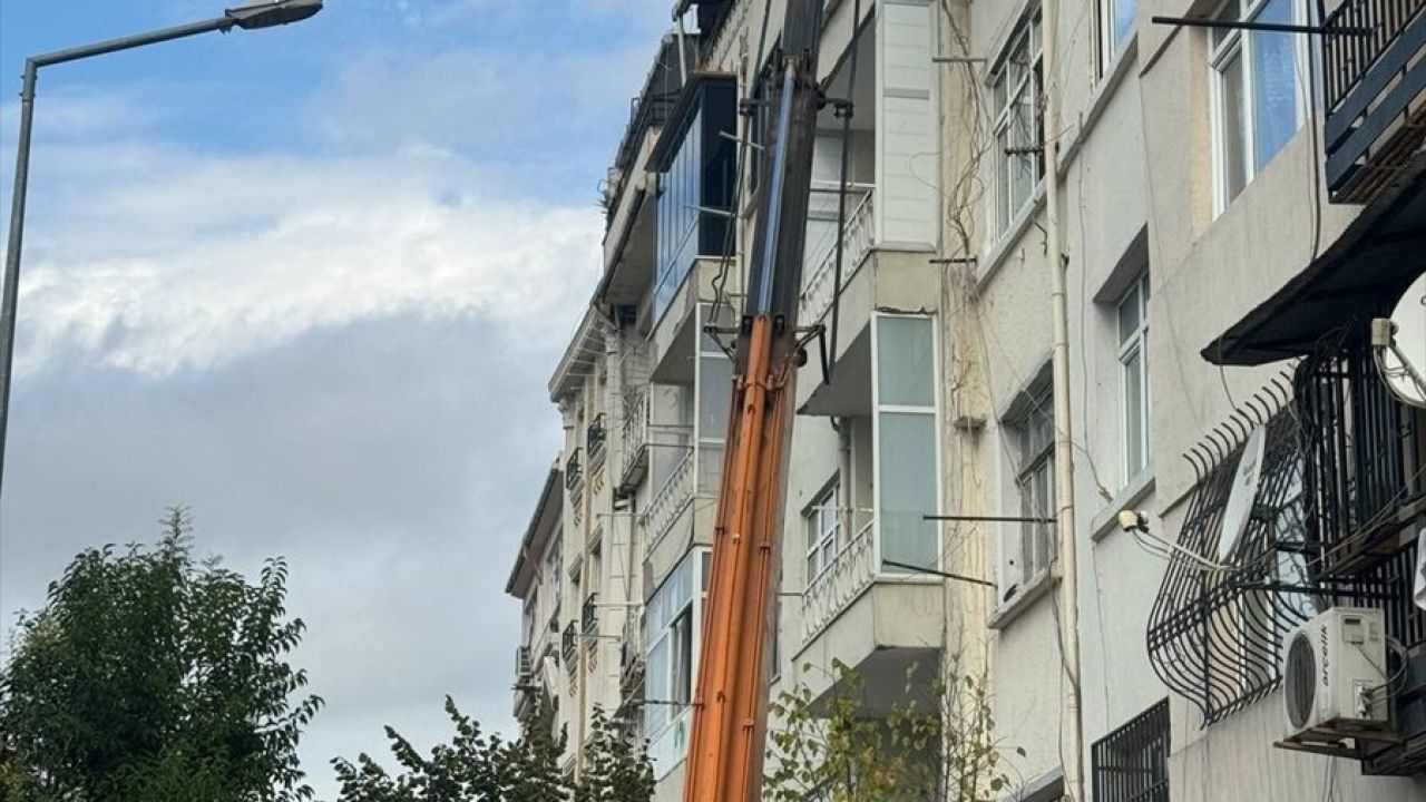 Fatih'te Kısmi Çökme Nedeniyle Yıkılacak Bina için Çalışmalar Başladı