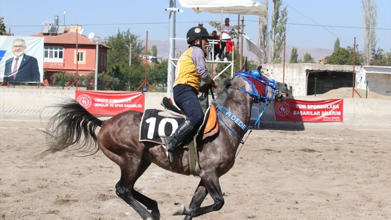 Erzurum'un Ak Saçlı Dedesinin Cirit Mücadelesi