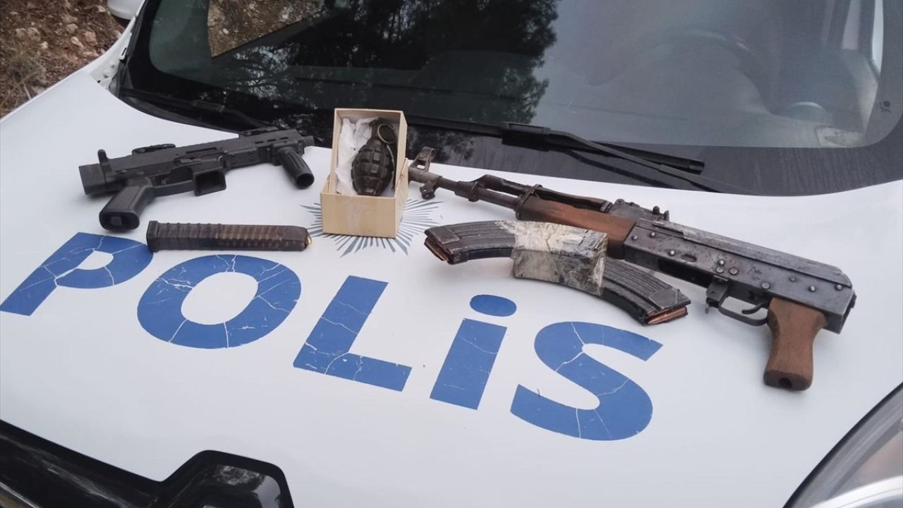 İzmir'de Ormanlık Alanda Silah ve El Bombası Bulundu