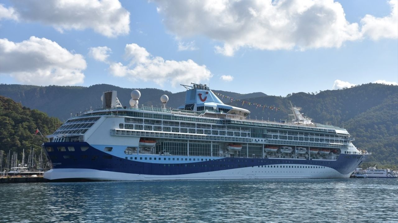 Marella Discovery, Marmaris'e 1701 Yolcu ile Geldi