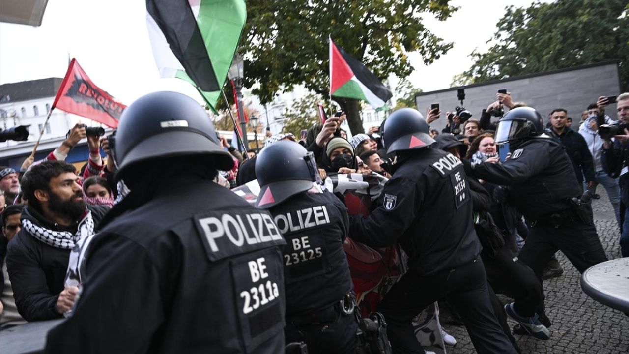 Berlin'deki Filistin Destek Gösterisine Polis Müdahalesi