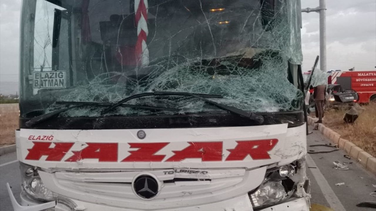 Malatya'da Otobüs ve Otomobil Çarpıştı: 1 Ölü, 1 Yaralı