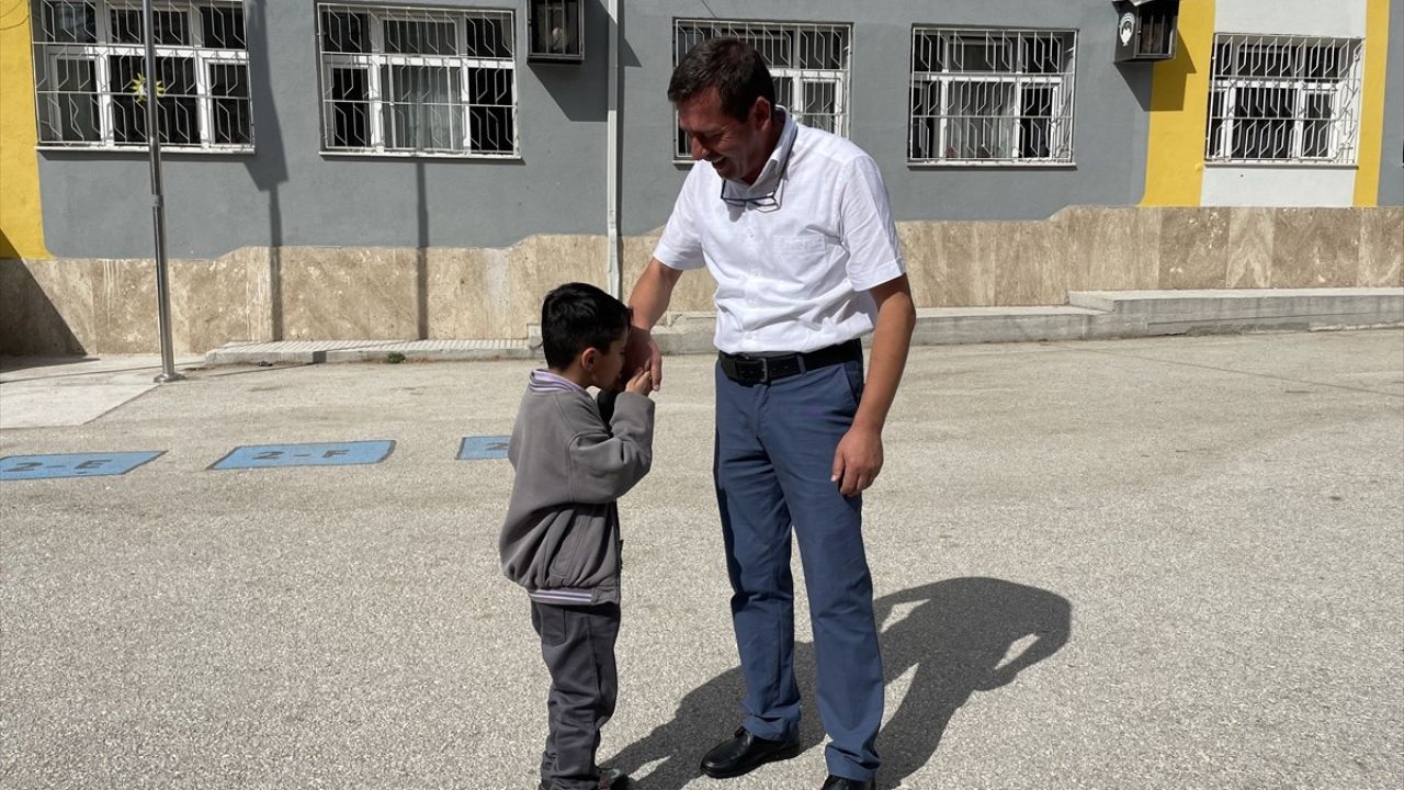 Eskişehir'de Öğretmen Nefes Borusuna Yiyecek Kaçan Öğrenciyi Kurtardı