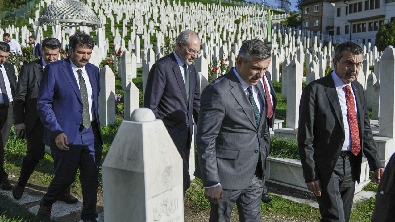 Milli Eğitim Bakanı Tekin, Saraybosna'da Kovaçi Şehitliği'ni Ziyaret Etti