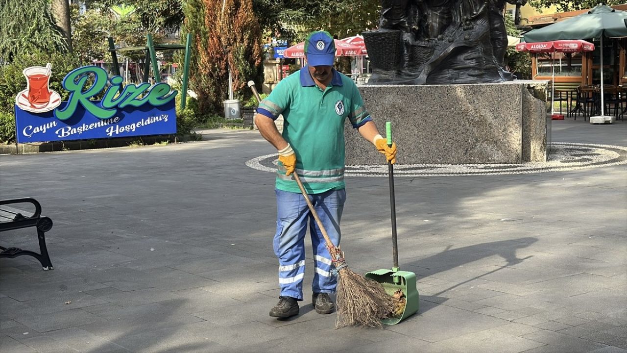 Rize Belediyesi'nden Temizlik İşçisine Unutulmaz Doğum Günü Sürprizi