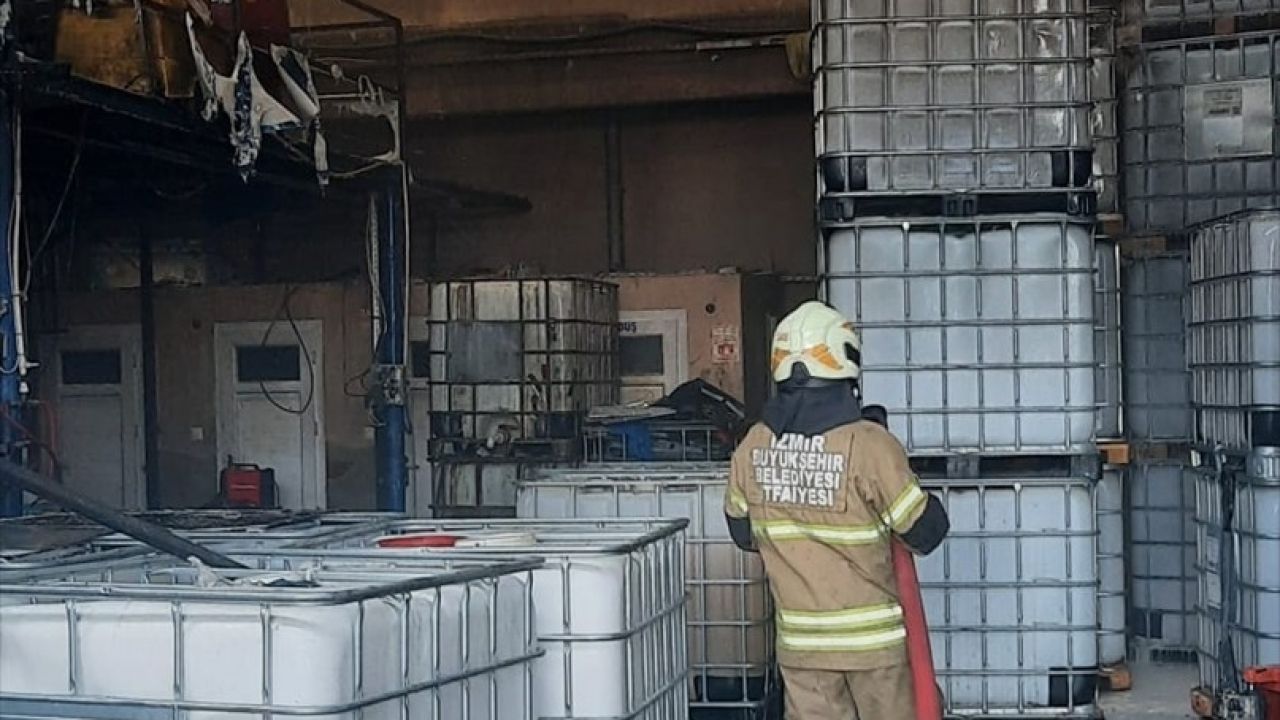 İzmir'deki Geri Dönüşüm Fabrikasında Yangın Söndürüldü