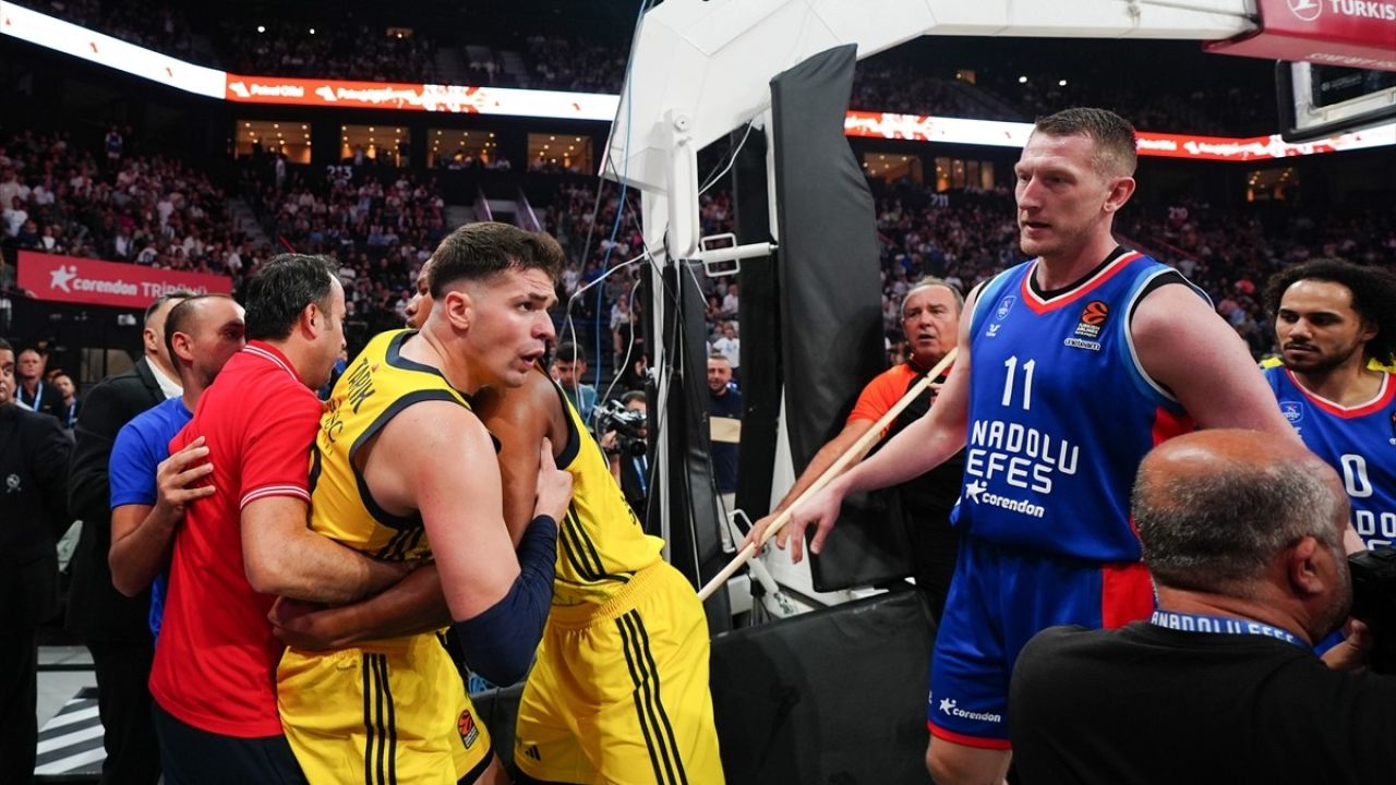 Fenerbahçe Beko, Anadolu Efes'i Devirerek İkinci Galibiyetini Aldı