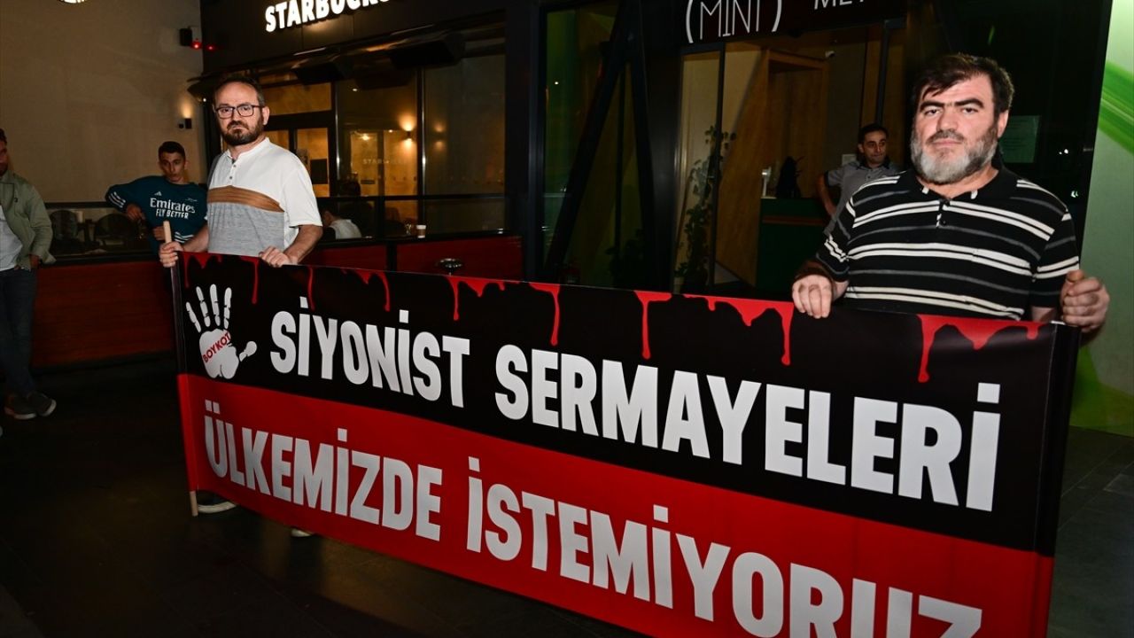 İstanbul'da Starbucks Önünde İsrail Karşıtı Protestolar Devam Ediyor