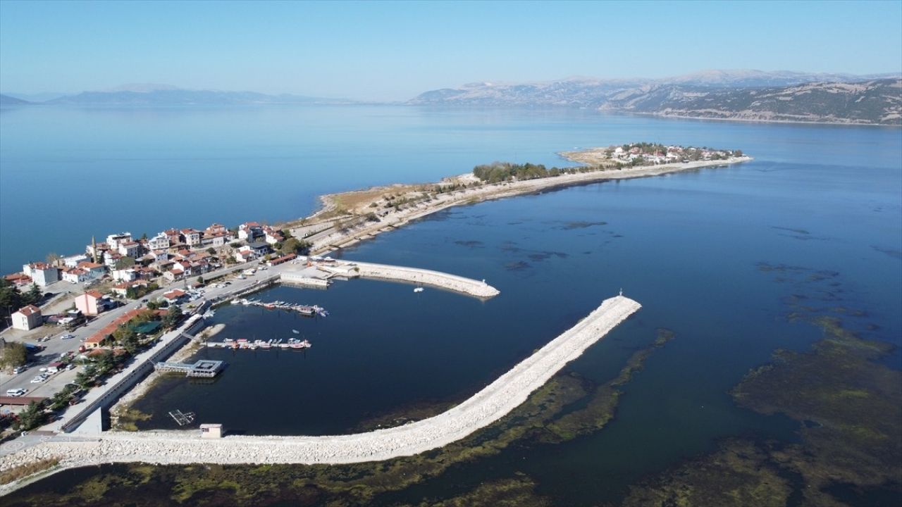 Eğirdir Gölü'ndeki Temizlik Çalışmaları Ay Sonunda Tamamlanacak