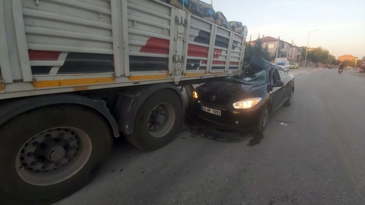 Çorum'da Trafik Kazası: Otomobil Tıra Çarptı, 4 Yaralı