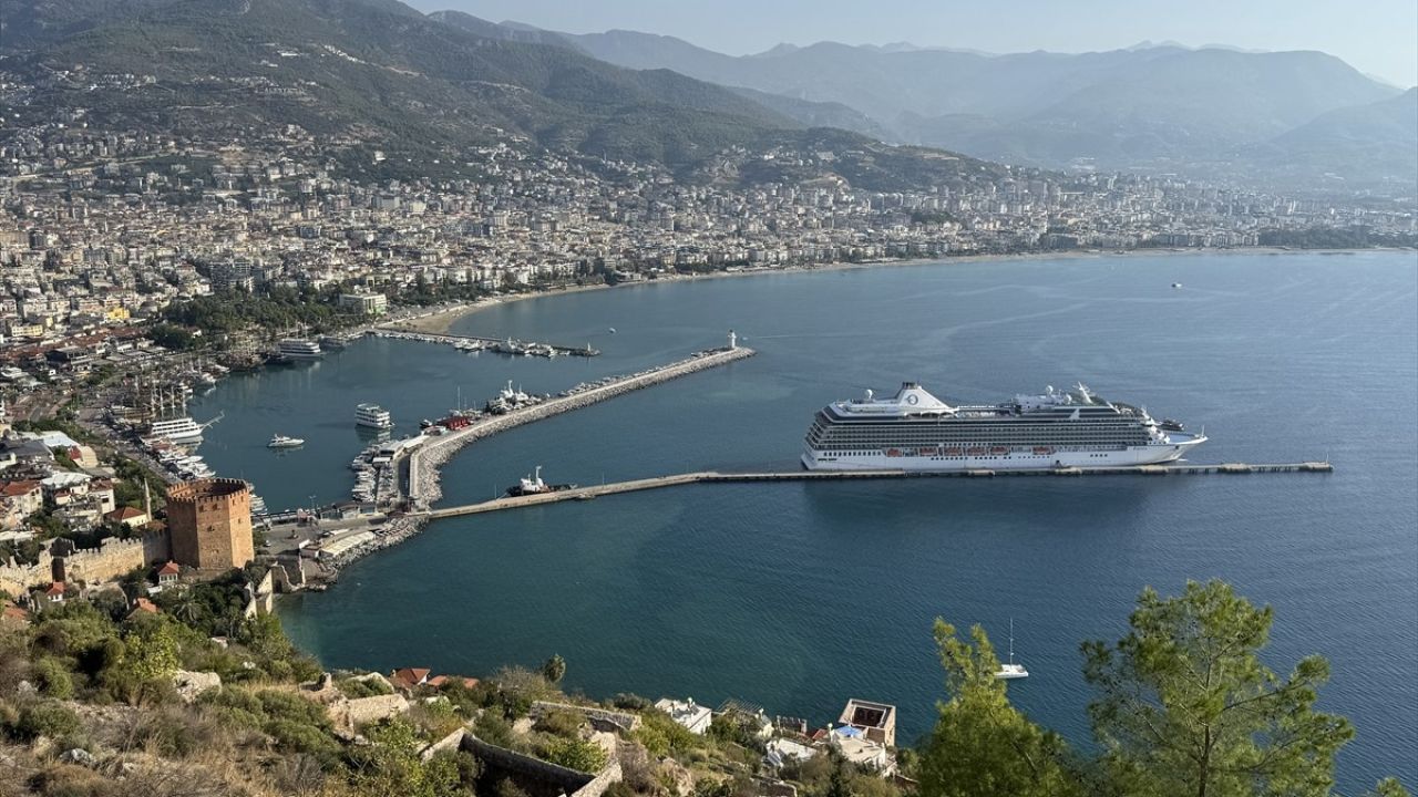 Alanya'ya Gelen Kruvaziyerle 1209 Turist Ziyaret Gerçekleştirdi