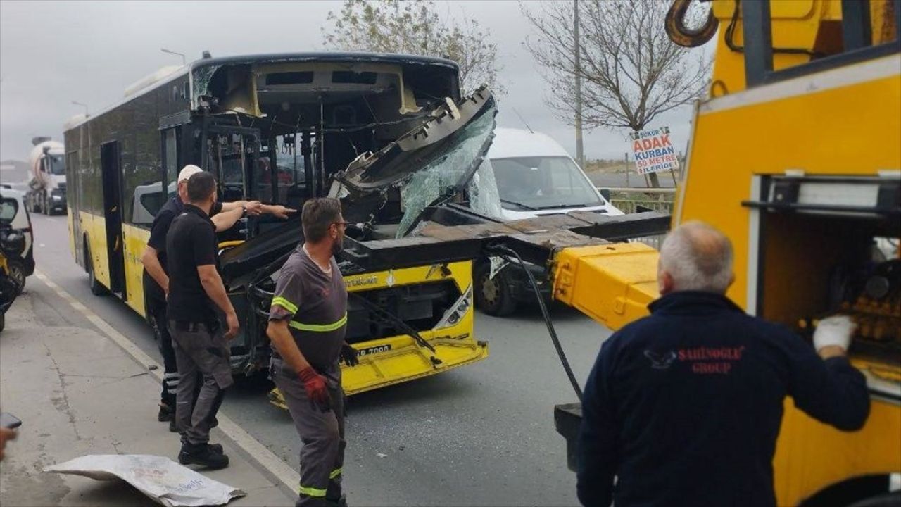 Sultangazi'de İki İETT Otobüsü Çarpıştı: İki Yaralı