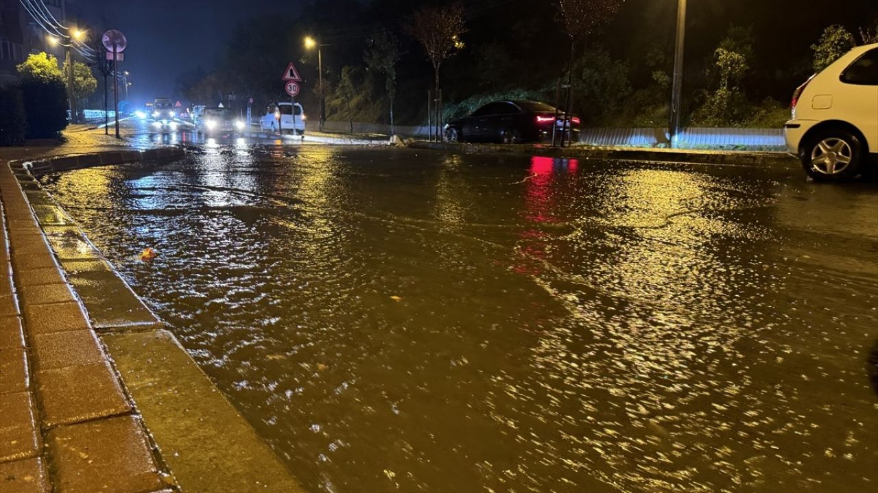 Bursa'da Sağanak Yağış Hayatı Olumsuz Etkiledi