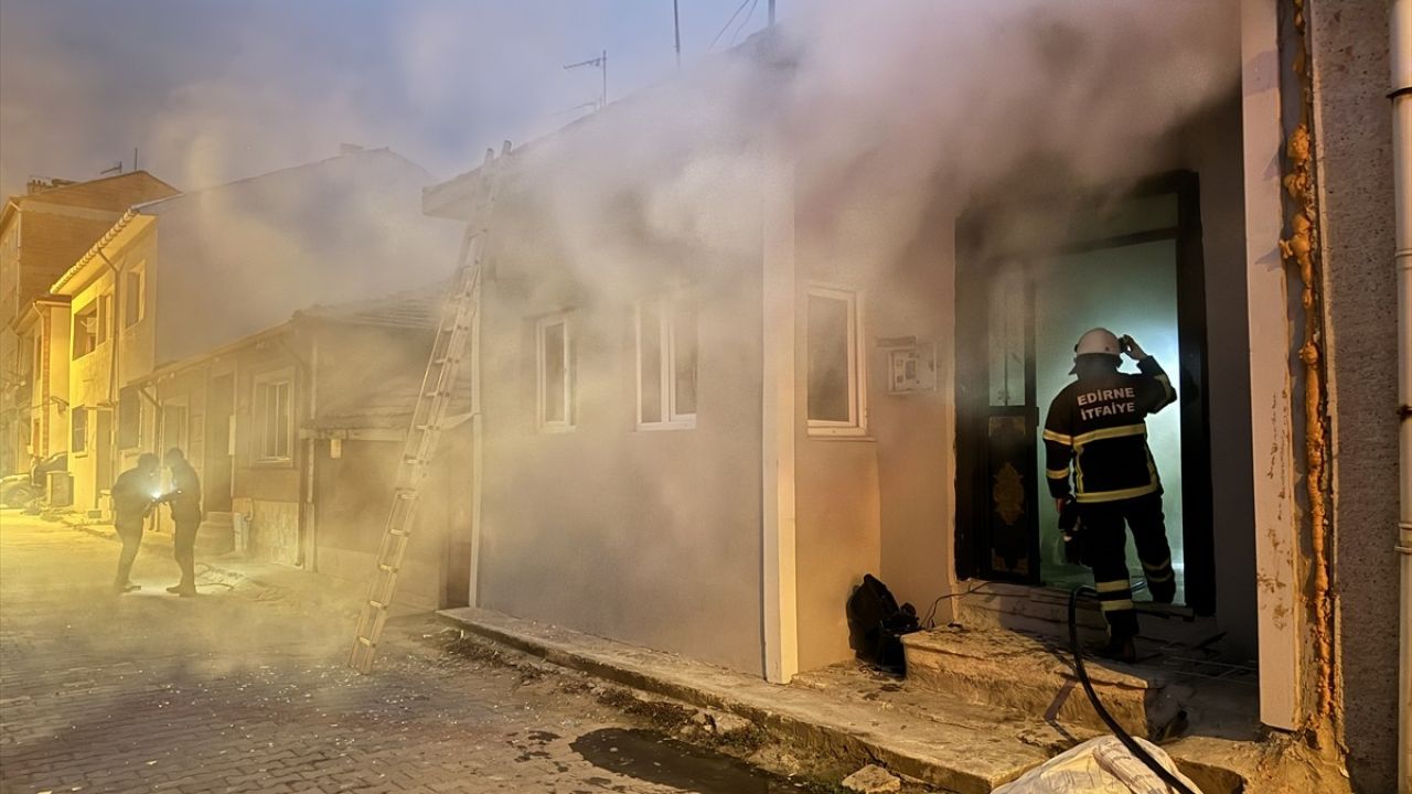 Edirne'de Yangın Olayı: Ailesinin Evi Ateşe Vererek Kaçan Kişi Yakalandı