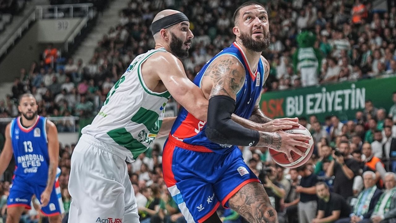 Anadolu Efes Deplasmanda Bursaspor'u Geçti