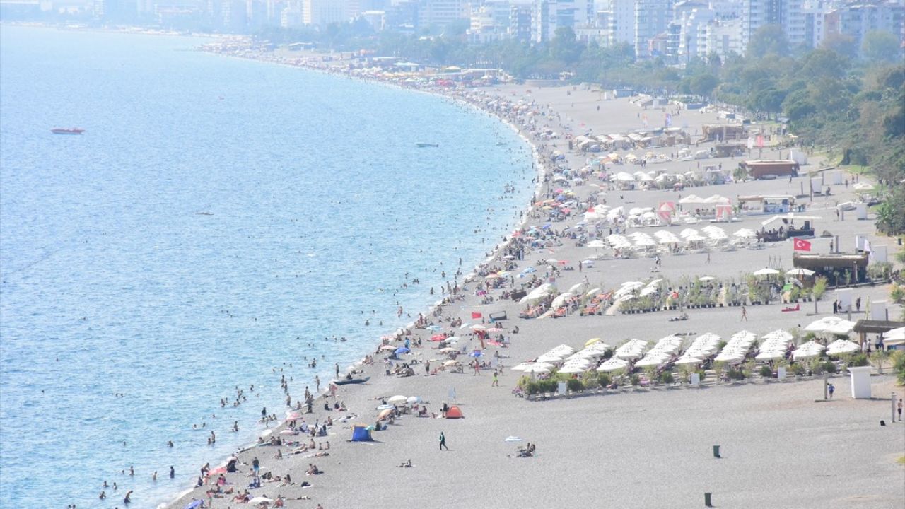 Antalya'da Güneşli Hava, Sahillerde Yoğunluk Yarattı