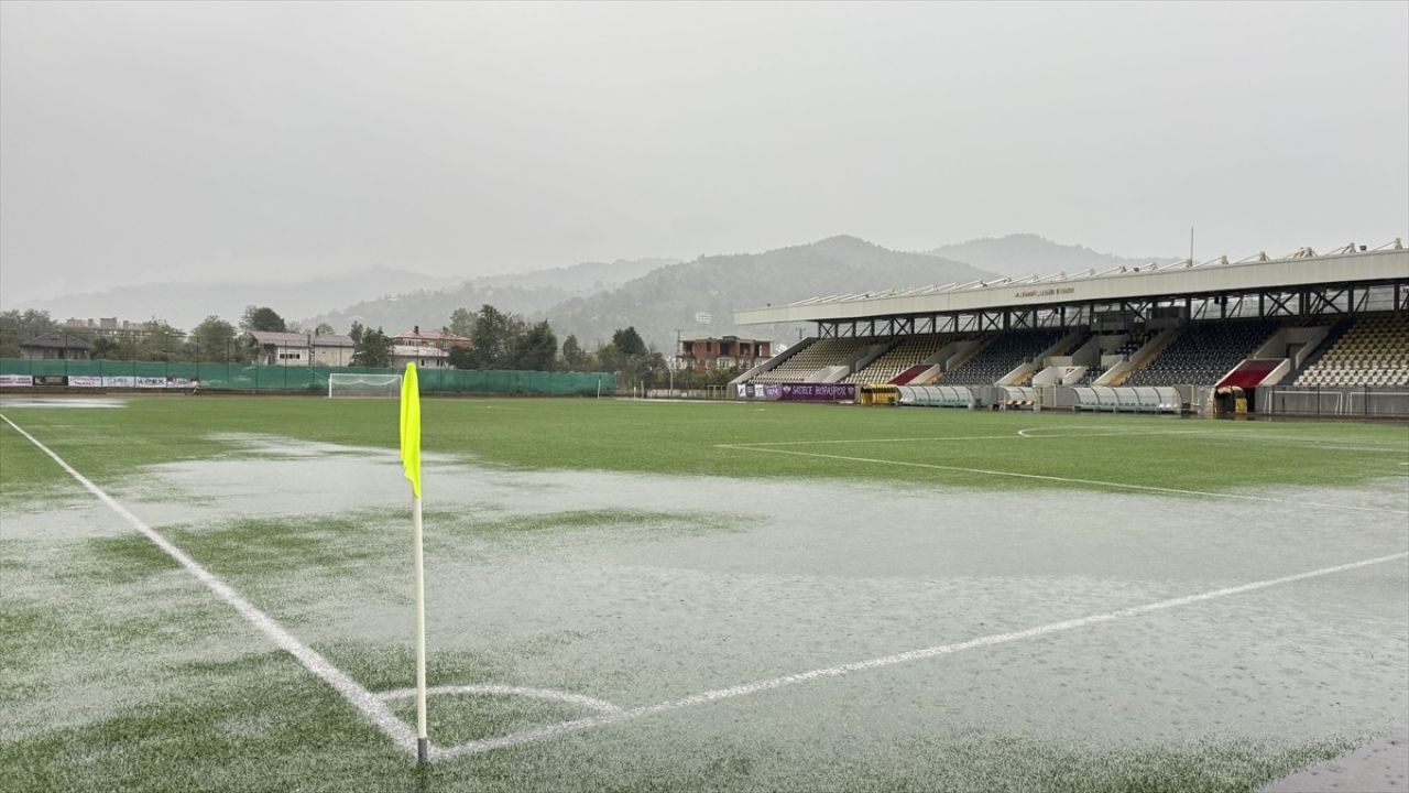 Artvin Hopaspor ve Tokat Belediye Plevnespor Maçı Sağanak Nedeniyle Ertelendi