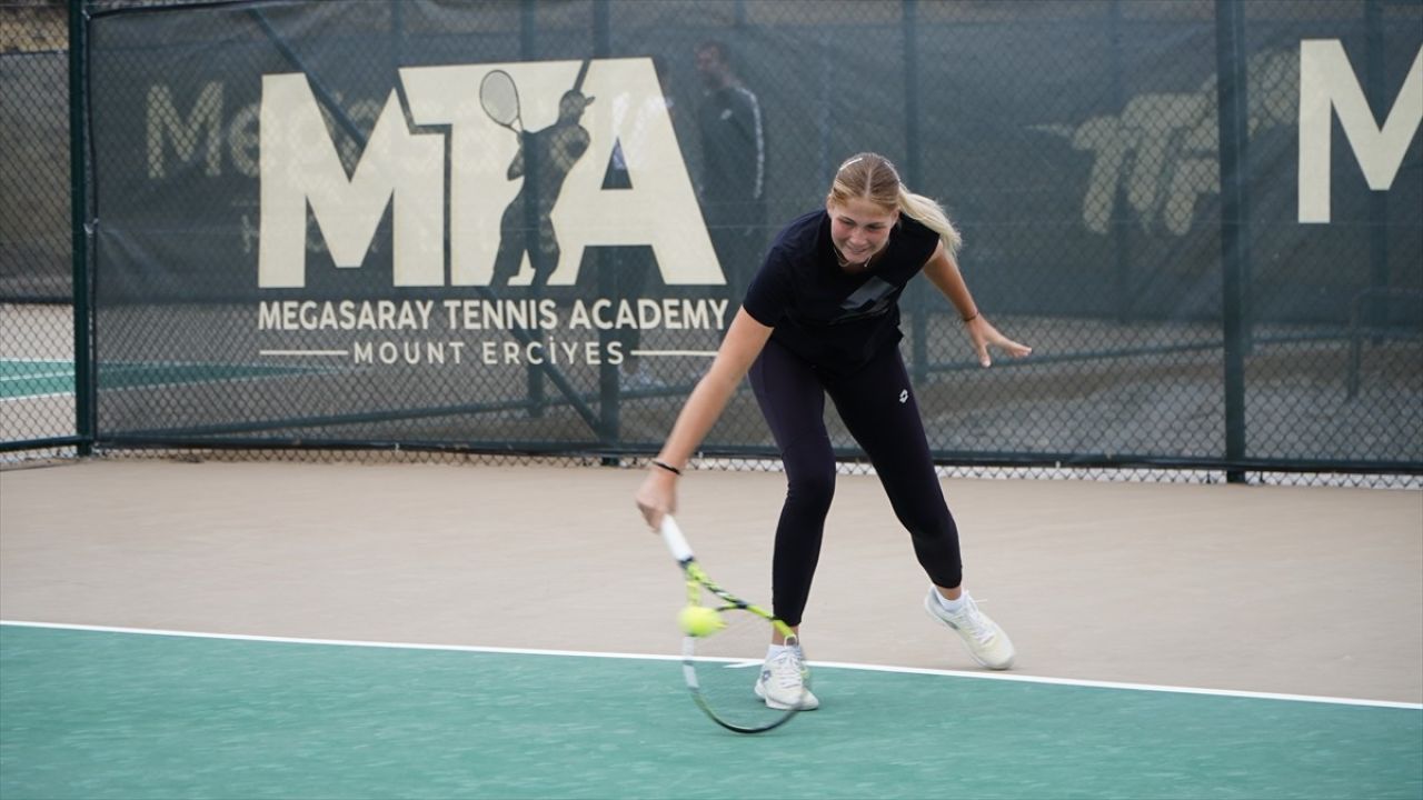 Erciyes'te Uluslararası Tenis Turnuvası Coşkusu