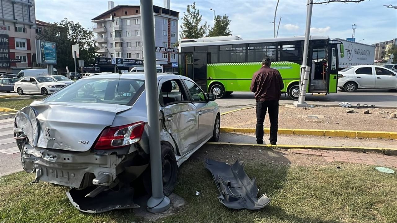 Kocaeli'de Halk Otobüsü ile Otomobil Çarpıştı: 4 Yaralı