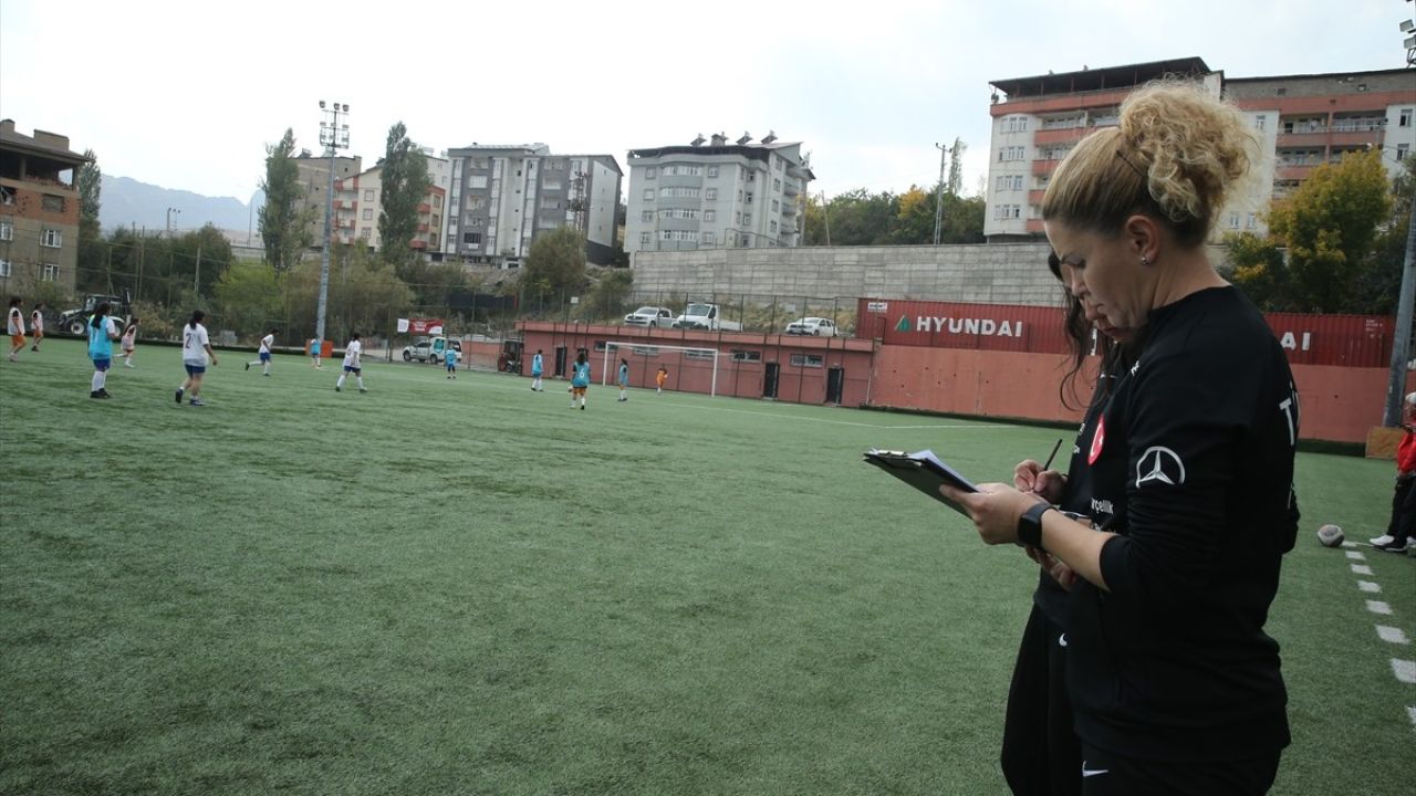 Hakkari'de Kızlar Futbol Seçmeleri Coşkusu