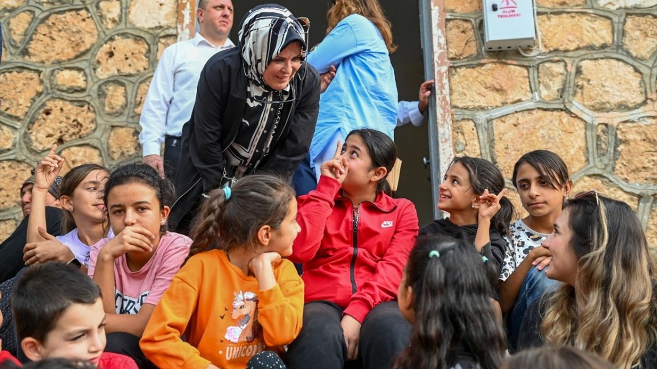 Bakiye Duran ve Reyhan Kalyoncu, Depremzede Çocukları Ziyaret Etti