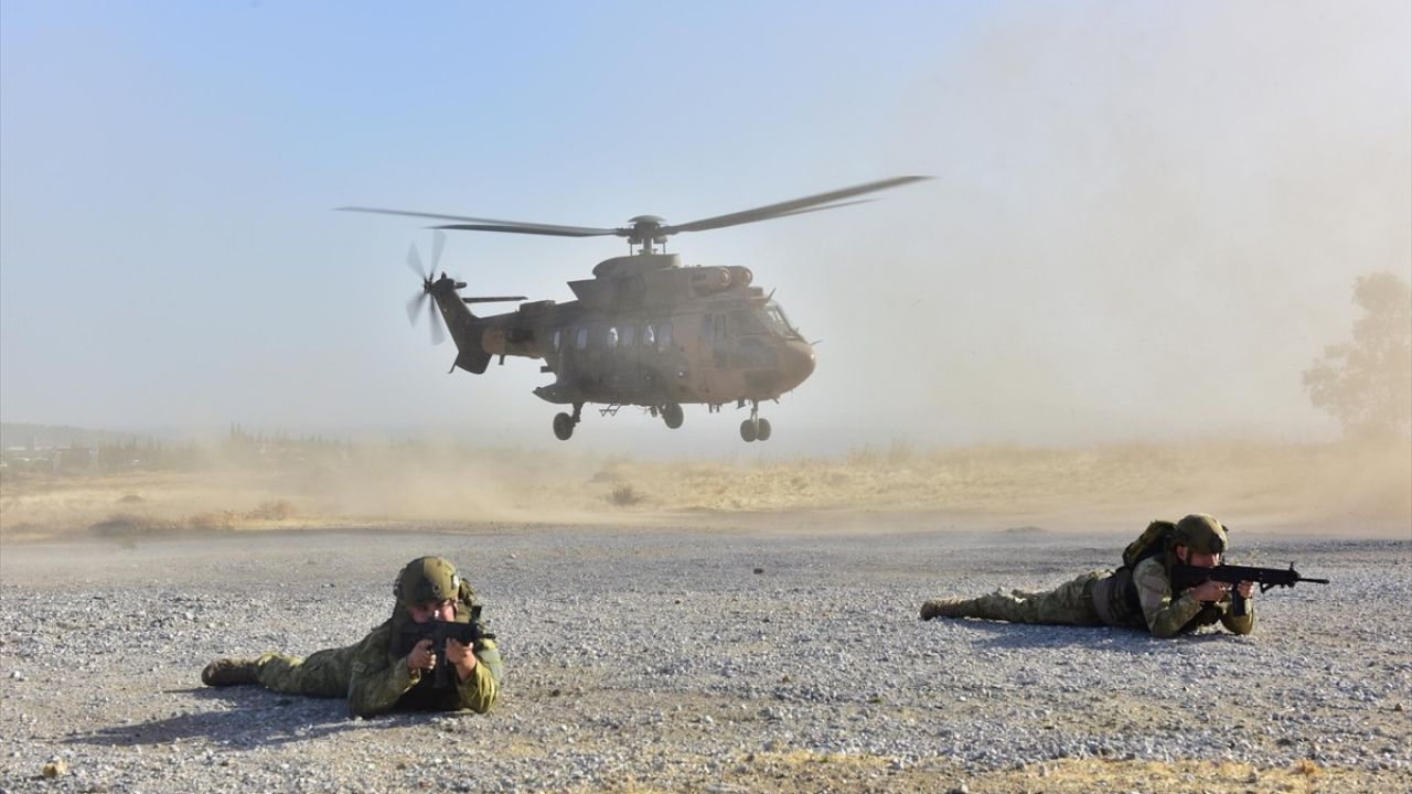 Amfibi Deniz Piyadelerinin Helikopter ve Tank İşbirliği Eğitimi Gerçekleştirildi