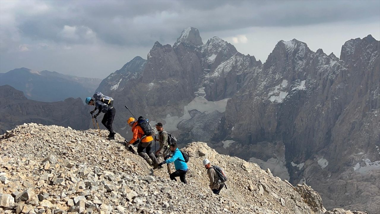 Hakkari'de Dağcılar Köşe Direği Dağı'nda Zirveye Ulaşmayı Başardı